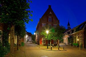 Photo de nuit d'un vieux bâtiment à Amersfoort sur Anton de Zeeuw