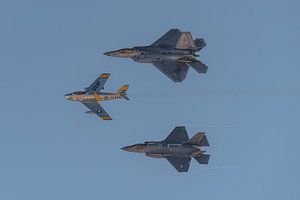 USAF Heritage Flight avec F-86 Sabre, F-35 Lightning II et F-22 Raptor.