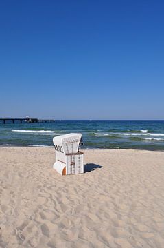 ein weißer Strandkorb am Nordstrand in Göhren auf Rügen von GH Foto & Artdesign