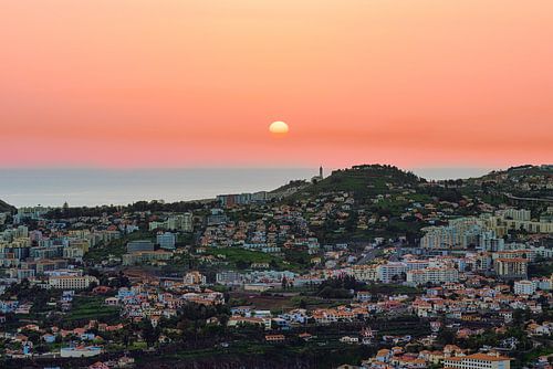 De avond valt met een mooi oranje kleurende lucht boven Funchal Madeira