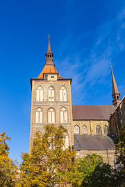 Vue sur l'église Sainte-Marie dans la ville hanséatique de Rostock en automne sur Rico Ködder
