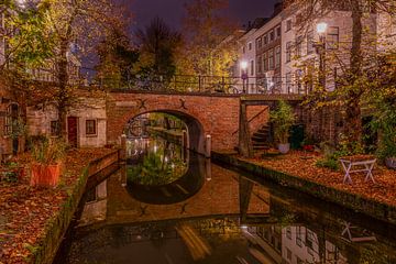 Die Brigittenbrücke spiegelt sich in der Abenddämmerung. von zeilstrafotografie.nl