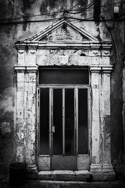 Deur in Kreta | Griekenland | Zwart-wit foto | Architectuur | Reis- & Straatfotografie van Diana van Neck Photography