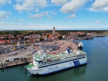De veerboot 'Friesland' meert aan op Terschelling van Nico van Maaswaal
