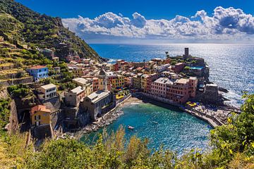 Blick auf Vernazza an der Mittelmeerküste in Italien