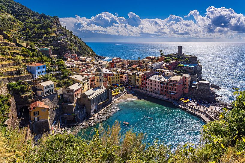 Blick auf Vernazza an der Mittelmeerküste in Italien von Rico Ködder