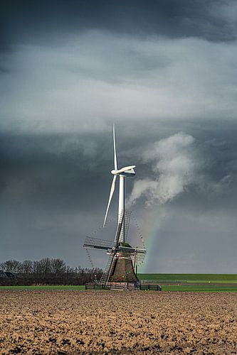 Historische und moderne Mühle am Rande des Wattenmeers