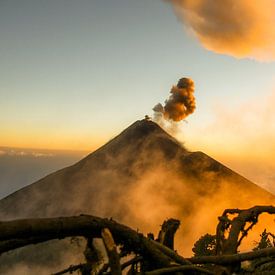 Volcan en éruption près d'Antigua, Guatemala sur Yoreh Schipper
