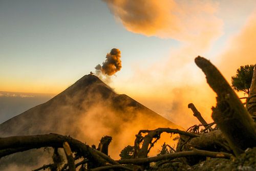 Volcan en éruption près d'Antigua, Guatemala