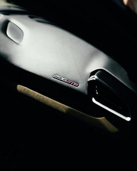 Cockpit Noir: Der Ferrari 296 GTB