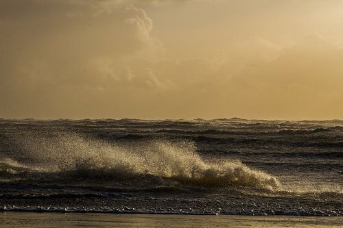 Branding tijdens storm met zonsondergang
