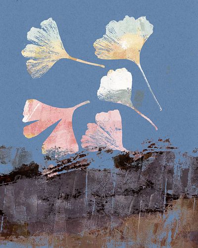Abstracte botanische illustratie met ginkgo bladeren in blauw, roze, geel en roestbruin.