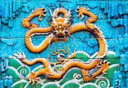 Beeld van de Chinese gele draak op een mooie blauwe achtergrond van Chihong thumbnail