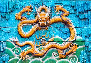 Beeld van de Chinese gele draak op een mooie blauwe achtergrond van Chihong