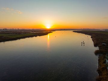 Schaatsen op een meer in Nederland tijdens een mooie winter van Sjoerd van der Wal Fotografie