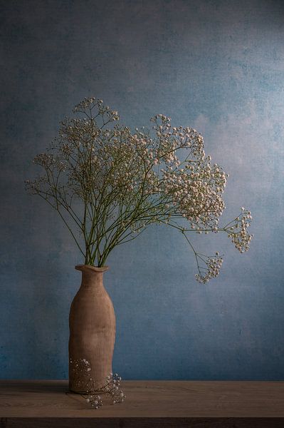 Still life with gypsophilia in an earthen vase by John van de Gazelle fotografie