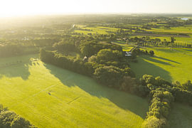 Ländliche Landschaft bei Sonnenaufgang aus der Vogelperspektive von Sjoerd van der Wal Fotografie