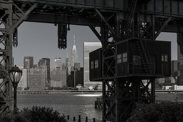 Alte Hafenanlage in New York by Kurt Krause