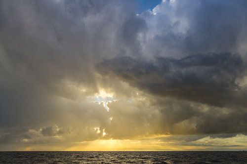 Wolken op het Wad bij laag staande zon.