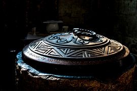 Oude doopvont in een klein oude kerk in Devon in Engeland von Hein Fleuren