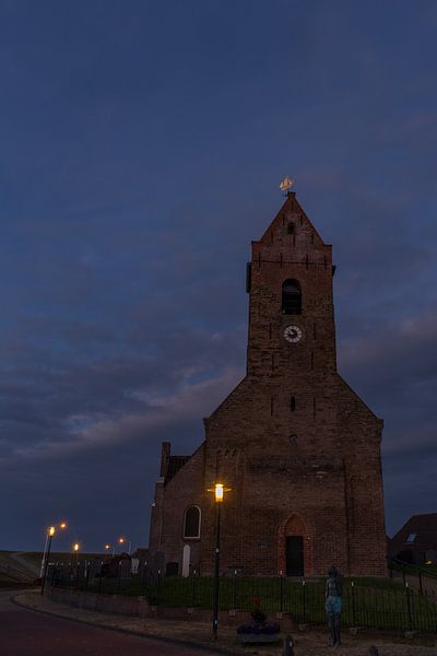 Die Kirche von Wierum, Friesland im Dunkeln. von Erik de Rijk