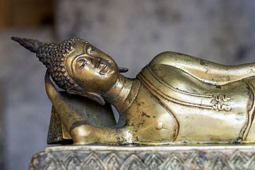 Een bronzen Boeddha in slaapstand van Rick Van der Poorten