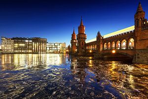 Oberbaumbrücke Berlin mit Eisschollen auf der Spree