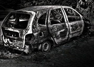 Burnt car wreck by Frank Heinz