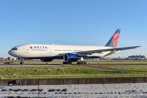 Delta Air Lines Boeing 777-200 (N864DA).