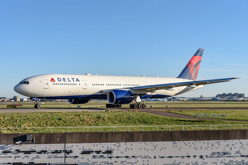 Delta Air Lines Boeing 777-200 (N864DA). by Jaap van den Berg