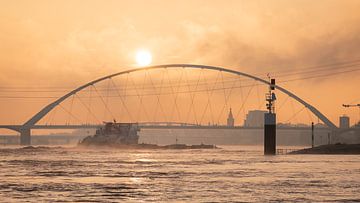 Mistige zonsopkomst en hoog water Nijmegen van Femke Straten