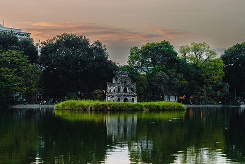 Tempel in einem See in Hanoi, Vietnam