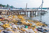 Afval op een strandje in Vietnam van Anne Zwagers thumbnail
