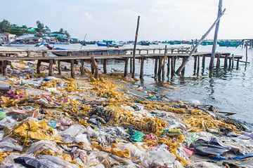 Afval op een strandje in Vietnam van Anne Zwagers
