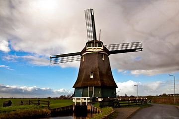 Oude, schilderachtige, traditionele windmolen in Noord-Holland van Silva Wischeropp