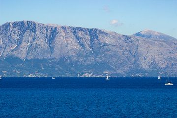 Blauw zeelandschap met zeilboten en bergen op de achtergrond van Edith Keijzer