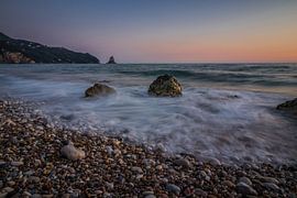 Surfen am Strand bei Sonnenuntergang von Rick van Geel