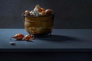 Stilleben einer Zwiebel im Kupfertopf