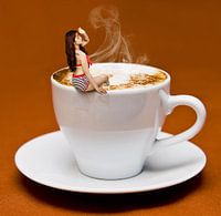 Vrouw in koffie