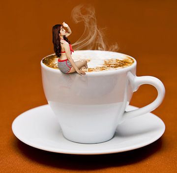 Vrouw in koffie van Sarah Richter