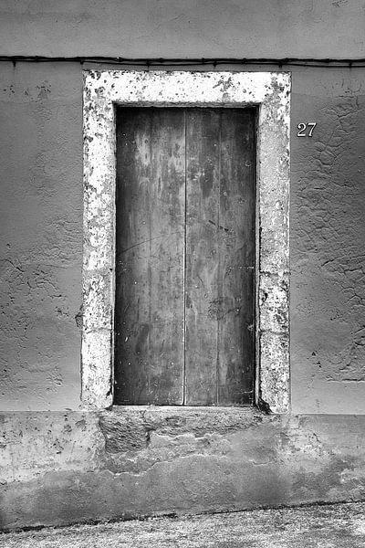 Houten deur betonnen muur van Jan Brons