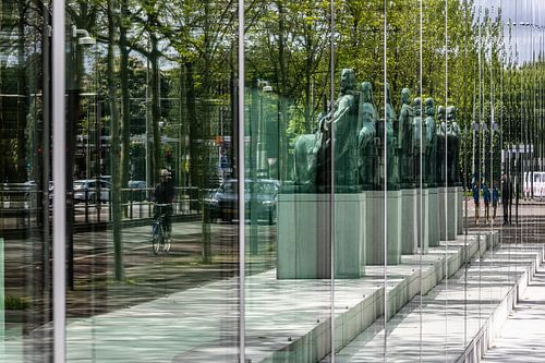 Straatbeeld weerspiegeld in een kantoorruit