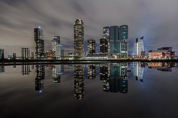 Spiegelbildliche Skyline von Rotterdam von Jarno Dorst