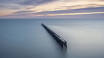 Paaltjes bij Hindeloopen aan het IJsselmeer van Marga Vroom