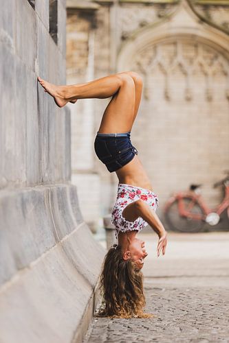 Frau auf dem Kopf stehend