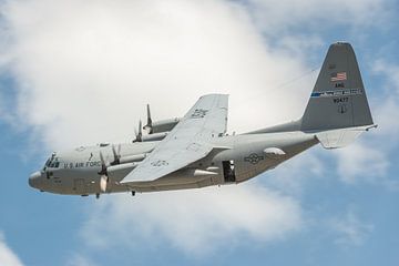 US Air Force C-130 Hercules boven Sainte-Mère-Eglise. van Jaap van den Berg