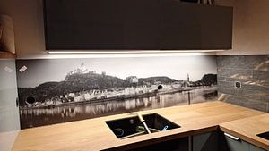 Cochem aan de Moezel met kasteel Reichsburg in zwart-wit.