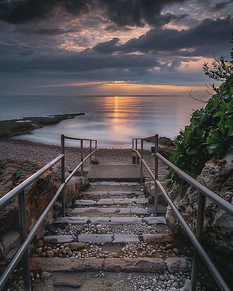 Geführter Weg ins Dämmerlicht: Zum Strand untergehender Sonne von fernlichtsicht