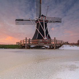 Coucher de soleil près d'un moulin à vent à Groningen, Pays-Bas sur Vincent Alkema