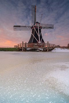 Zonsondergang bij een  molen in Groningen, Nederland van Vincent Alkema